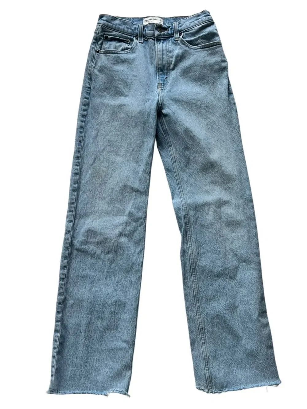 Abercrombie Fitch High Rise Relax 90s Straight Leg Raw Hem Light Wash Jeans 26